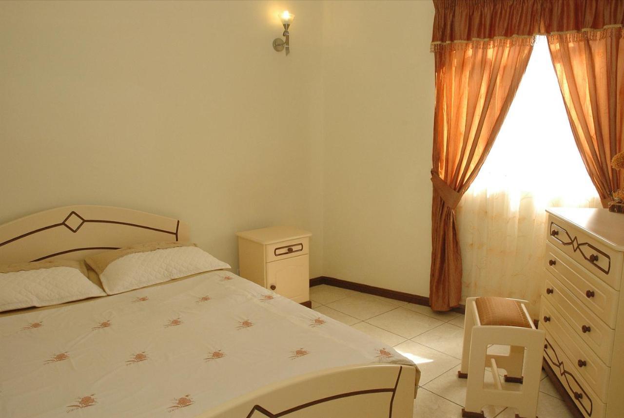 Montagu Villa Flic en Flac Exterior photo